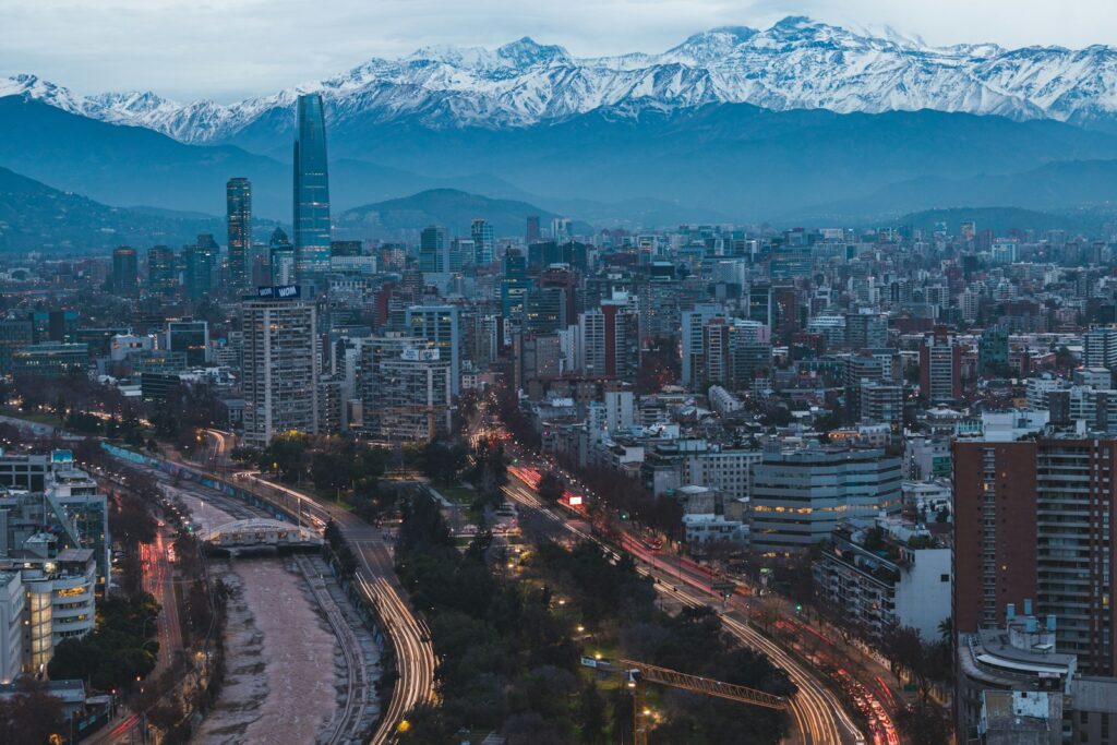 Vista de Santiago no Chile com as montanhas nevadas atrás